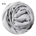 Nahaufnahme des grauen Chiffon Schals, elegante plissierte Stoff Textur Detailansicht. - #10 Hellgrau