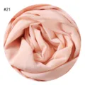 Nahaufnahme des rosa Chiffon Blasen Hijab Stoffes, weiche und leichte Textur Details. - #21 Rosa