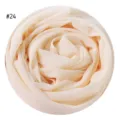 Detailansicht des einfarbigen Chiffon Kopftuchs in Blumenform, Farbton 24, weich. - #24 Rosa