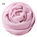 Detailansicht eines hellrosa Chiffon Hijab Schals, der in Rosenform gefaltet ist. - #38 Rosa