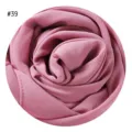 Detailaufnahme eines rosafarbenen Chiffon-Hijab-Schals mit feiner Blasentextur und Rolle. - #39 Erdbeereis