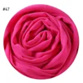 Nahaufnahme des einfarbigen Chiffon Hijab Schals Detail, leuchtende rosa Textur. - #47 Rosenrot