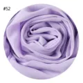 Detailansicht der hellvioletten Perlen-Chiffon-Stoffrolle mit weicher Textur und feinen Falten. - #52 Fantasie Flieder