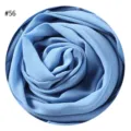 Nahaufnahme des hellblauen Chiffon-Kopftuchs, weich texturierter Blasenstoff-Detailblick. - #56 Hellblau