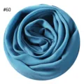 Detailansicht des einfarbigen blauen Bubble Chiffon Malay Langschals, elegantes Hijab. - #60 Blau