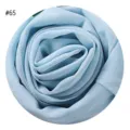 Detailaufnahme von hellblauem Chiffon-Schalstoff, elegant als Rosenform gerollt. - #65 Hellblau