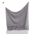 Detailansicht des grauen Chiffon-Quadrat-Tuchs mit eleganter Strass-Schleife und Perlen. - US Größe 9