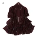Vista dettagliata del foulard hijab in chiffon bordeaux con numeri in strass brillanti e leggeri. - #7 Rosso Ciliegia