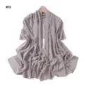 Vista dettagliata della sciarpa in chiffon grigio-viola con strass e scialle leggero e comodo. - #13 Grigio Agata