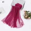 Foulard plissé métallique ultra-fin, accessoire léger rose fuchsia pour la tête. - Rose rouge
