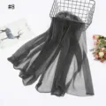 Vue detaillee du foulard en maille plissee metallique ultra fine en gris fonce elegant. - Gris foncé