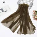 Gros plan sur le foulard froissé métallique ultra-fin, montrant texture et éclat. - Brun Doré