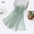 Foulard en gaze métallisée plissée ultra-fin élégant châle hijab vue détaillée. - Vert clair
