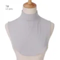 Vista dettagliata del finto collo alto staccabile in cotone modale grigio chiaro da donna. - Taglia 7