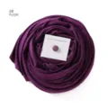 Detailansicht des 4# lila merzerisierten Baumwoll-Langschals mit Hijab-Magnetknopf-Set. - Lila