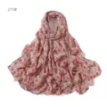 Vista di dettaglio della sciarpa in chiffon a fiori, tessuto rosa delicato con piccoli motivi. - Stile 215#