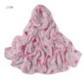 Splendido dettaglio di foulard hijab in chiffon floreale rosa, trama morbida e raffinata. - Stile 218#