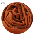 Einfarbiges Chiffon-Hijab-Detail, gerollter Schalstoff-Farbmuster in Rostorange Nr. 73. - #73 Rostbraun