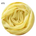 Hellgelber Chiffon-Bubbleschal Detailbild, hochwertiger einfarbiger Hijab-Stoff. - #76 Hellgelb