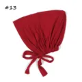 Rode modal strik muts detail, zachte elastische stof, verstelbare hoofdbedekking close-up. - Rood