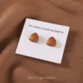 Vista dettagliata di magneti per hijab triangolari marroni, chiusura magnetica. - Marrone