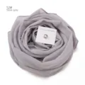 Taubgraues Chiffon Kopftuch mit Magnetnadel Set, elegantes einfarbiges Hijab Accessoire. - Code 52