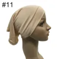 Detailansicht der elastischen Modal Hijab Mütze in Beige, zeigt Stoffstruktur passgenau. - Hellbeige