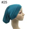 Seitenansicht Detail der elastischen Modal Schlupfmütze, einfarbige Kopftuch Unterziehkappe für Damen. - Seeblau