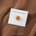 Gedetailleerd detail van een gouden camelia hijab magneet op witte kaart, bruine stof. - 1 Stuks Verpakking SET-2 / Goud
