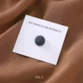 Vista dettagliata della clip magnetica rotonda per Hijab in lega grigio scuro, accessorio. - COL.3 Grigio Scuro