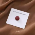 Close-up της στρογγυλής μαγνητικής καρφίτσας χιτζάμπ από κράμα σε κάρτα, με λεπτομέρειες. - COL.48 Mpornto