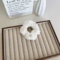 Elastico per capelli in peluche bianco da donna, fermacapelli soffice in pelliccia sintetica. - Bianco Latte