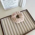 Coletero de pelo de felpa suave en color té con leche, accesorio de invierno para mujer. - Café Claro