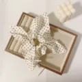Fermaglio per capelli a pois in stile francese con foulard quadrato e grazioso fiocco. - Sciarpa Quadrata a Pois Bianchi