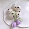 Coletero floral de tulipán con topos negros y colgantes morados, accesorio elegante para el pelo. - Tulipán Púrpura Lunares Negros
