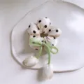 Elegante coletero de lunares con cinta verde y colgantes de tulipán para peinados diarios. - Tulipán Beige Lunares Negros