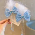 Encantador pasador de pelo con lazo de encaje azul, plumas blancas y perlas. - Pinza de Pelo de Pluma (X1-533)