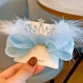 Pinza de pelo con lazo de malla azul, plumas y corona de estrella de diamantes de imitación. - Pinza de Pelo de Corona (X1-534)