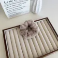 coletero de pelo peludo color té con leche, suave coleta grande para mujer variante color. - Caqui