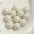 Gros plan détaillé de perles rondes en acrylique blanc nacré avec effet arc-en-ciel et perçage. - 6mm 4400 Pièces/Paquet / Blanc