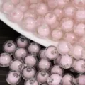 Primo piano di perline in acrilico rosa per la creazione di gioielli e bracciali. - 8mm / Rosa