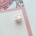 Simpatica perla in acrilico zampa di gatto con rivestimento AB per catene di telefono e bracciali. - Rosa