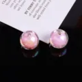 Primo piano di perle in acrilico AB per gioielli fai da te, con texture rosa lucida e iridescente. - 8mm Circa 1800 Pz/Pacchetto / Rosa