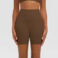 Nahaufnahme Detail der Damen Fitness Yoga Shorts mit hohem Bund in Dunkelbraun, atmungsaktiv. - S / Kastanienbraun