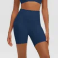 Primo piano dettaglio di pantaloncini yoga a vita alta blu scuro, sportivi elastici. - Taglia S / Pantaloni e gonne / Blu navy