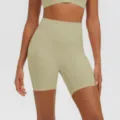Vista di dettaglio di pantaloncini da yoga vita alta, con tessuto effetto nudo e controllo pancia. - Taglia S / Pantaloni e gonne / Kaki