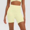Vista ravvicinata di pantaloncini da yoga traspiranti a vita alta da donna giallo chiaro. - Giallo latte