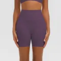 Lila Fitness Yoga Shorts Detailansicht mit hohem Bund, Bauchweg und elastischer Passform. - S / Distelviolett
