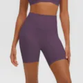 Dettaglio pantaloncini yoga viola vita alta, design senza cuciture e tessuto fitness traspirante. - Viola Cardo
