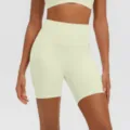 Dettaglio di pantaloncini da yoga verde menta a vita alta con tessuto traspirante e vestibilità. - Avorio chiaro